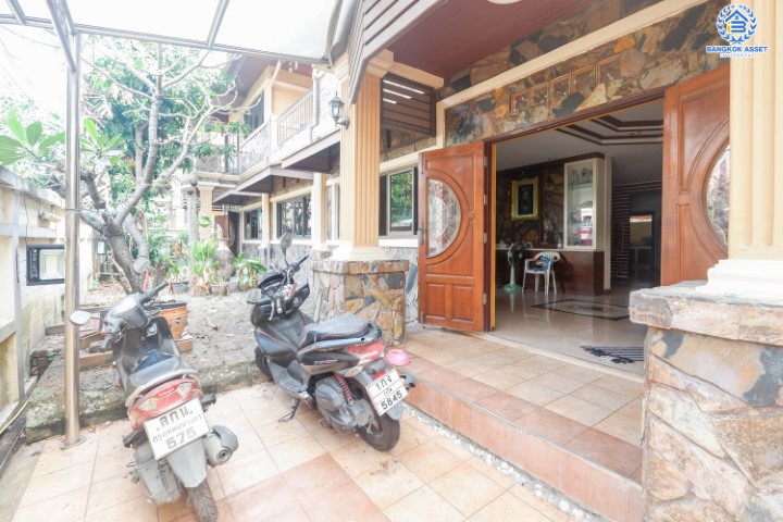 *****บ้านเดี่ยวมือสองย่านกรุงเทพฯ ม.อรุณทอง พุทธมณฑลสาย2 เนื้อที่กว้างขวางมากถึง 114 ตร.ว.  ฟังก์ชัน 6 ห้องนอน 4 ห้องน้ำ ที่จอดรถ 3 คัน บ้านสไตล์ Home Office บนทำเลแห่งการเดินทาง ใกล้รถไฟฟ้าสายสีน้ำเงิน "สถานีบางหว้า" และทางด่วน "ศรีรัช"